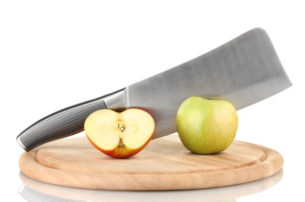 Grüner Apfel und Messer auf Schneidebrett, isoliert auf weiß — Stockfoto