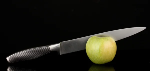 Grönt äpple och kniv på isolerade på svart — Stockfoto