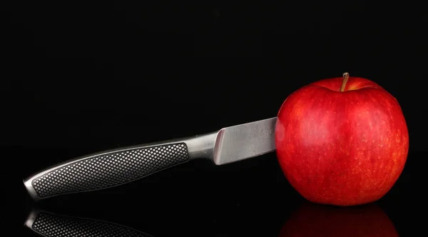 Pomme rouge et couteau sur isolé sur noir — Photo