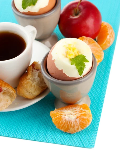 Licht ontbijt met gekookte eieren en kopje koffie, geïsoleerd op wit — Stockfoto
