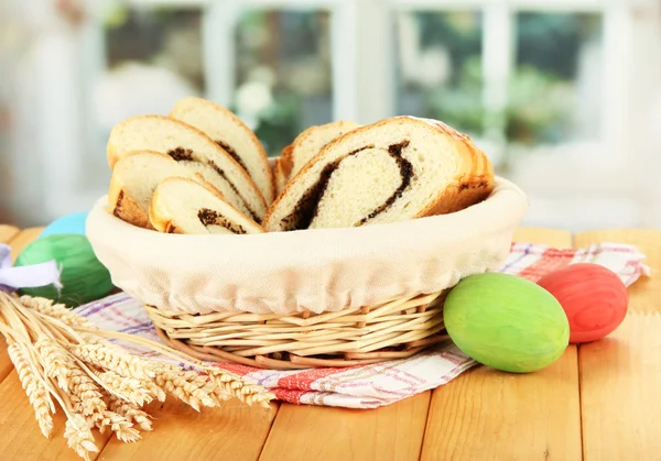 Loaf with poppy seed in wicker basket, on bright background — Stock Photo, Image