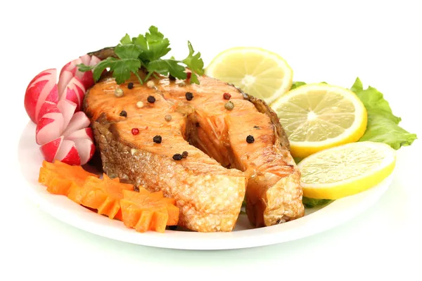 Apetitivo salmón a la parrilla con limón y verduras aisladas en blanco —  Fotos de Stock