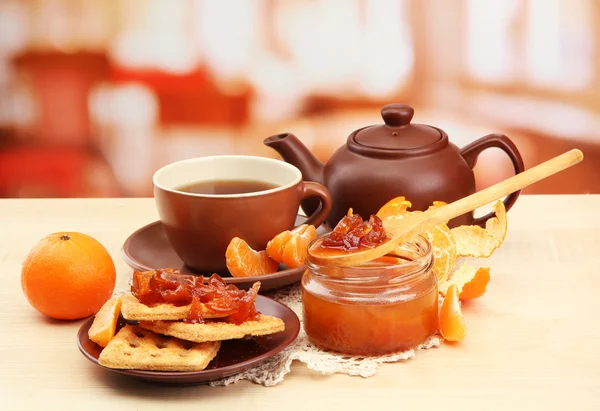 光早餐与茶和自制的果酱，木桌上 — 图库照片