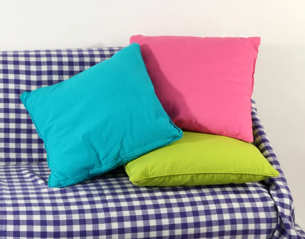 Travesseiros coloridos no sofá isolado no branco — Fotografia de Stock
