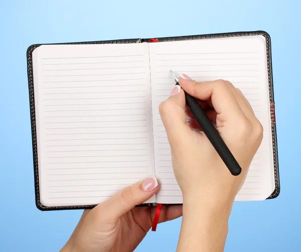 Handschrift auf Notizbuch, auf farbigem Hintergrund — Stockfoto