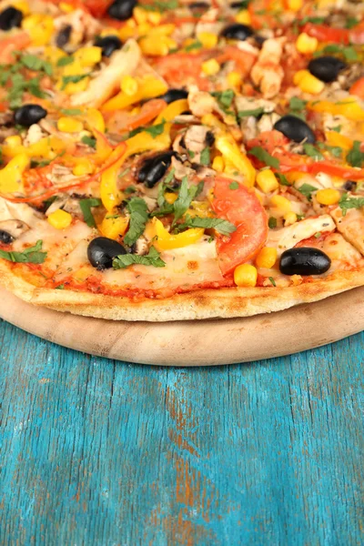 Pizza saborosa em mesa de madeira azul close-up — Fotografia de Stock