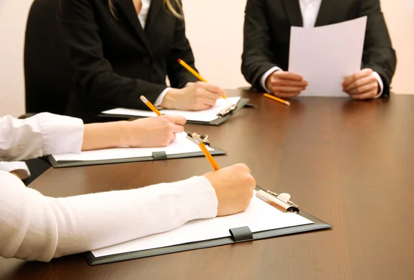 Primer plano de las manos de negocios durante el trabajo en equipo —  Fotos de Stock