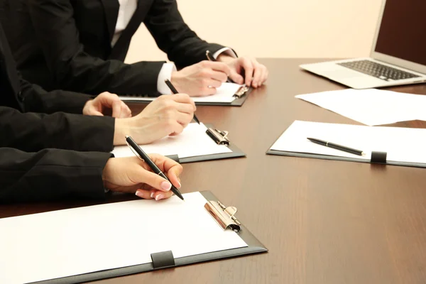 Primer plano de las manos de negocios durante el trabajo en equipo — Foto de Stock