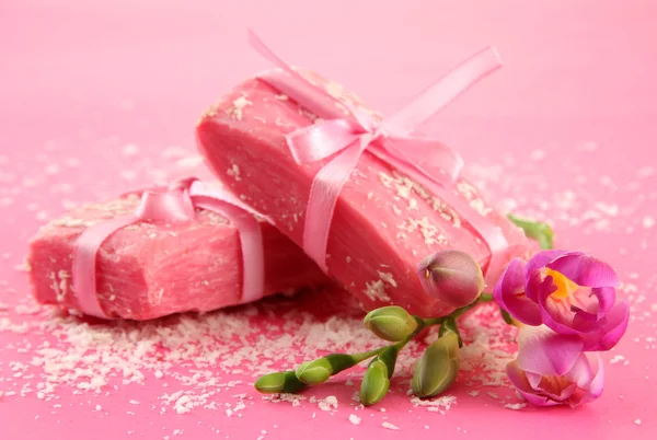 Természetes kézzel készített szappan, rózsaszín háttér — Stock Fotó