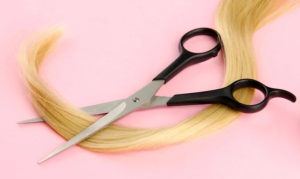 Hair and cutting shears, on pink background — Stock Photo, Image