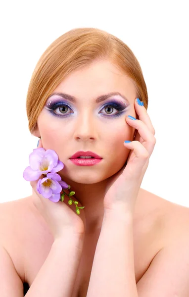 Bella giovane donna con glamour make up e fiore, isolato su bianco — Foto Stock