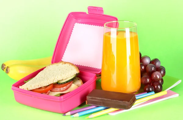 午餐盒与三明治、 水果、 果汁和绿色背景信纸 — 图库照片