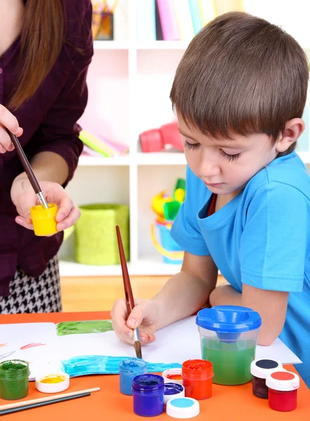 Carino bambino pittura nel suo album — Foto Stock