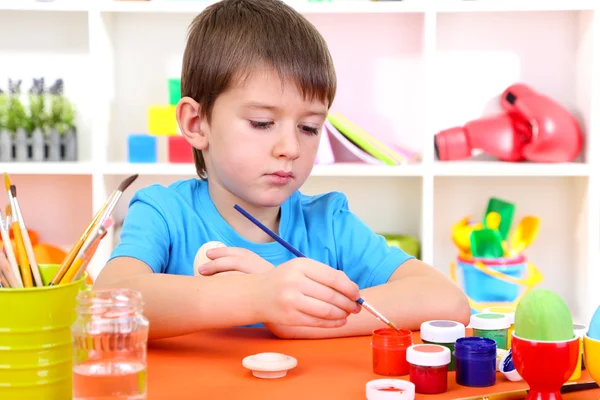 Bonito menino pintando ovos de Páscoa — Fotografia de Stock