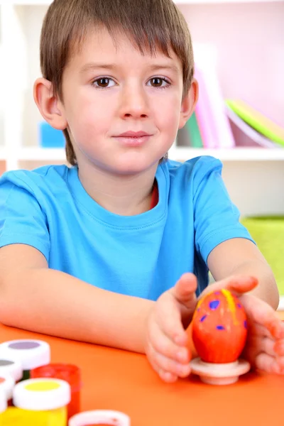 Van het kind handen met geschilderd Paasei — Stockfoto