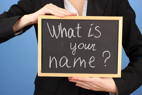Молодая женщина держит табличку Как тебя зовут ? — стоковое фото