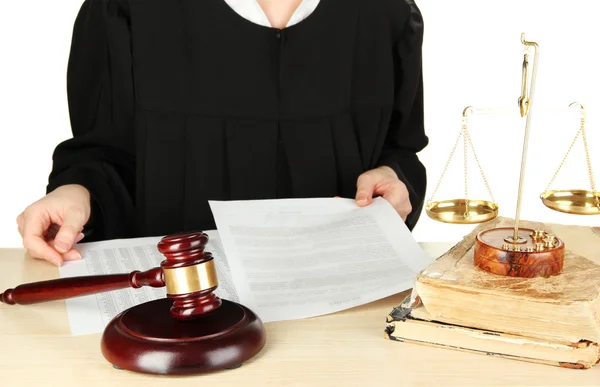 Rechter zitten aan tafel tijdens rechtszittingen geïsoleerd op wit — Stockfoto