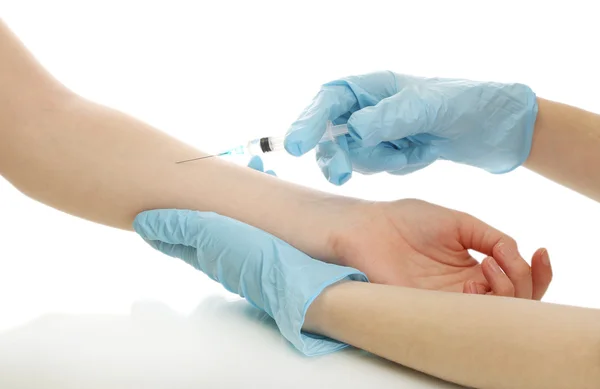 Médico sosteniendo la jeringa con una vacuna en la mano del paciente, aislado en blanco — Foto de Stock