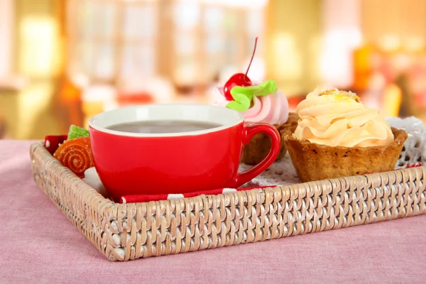 Taza de té con pasteles en bandeja de madera en la mesa en la cafetería —  Fotos de Stock