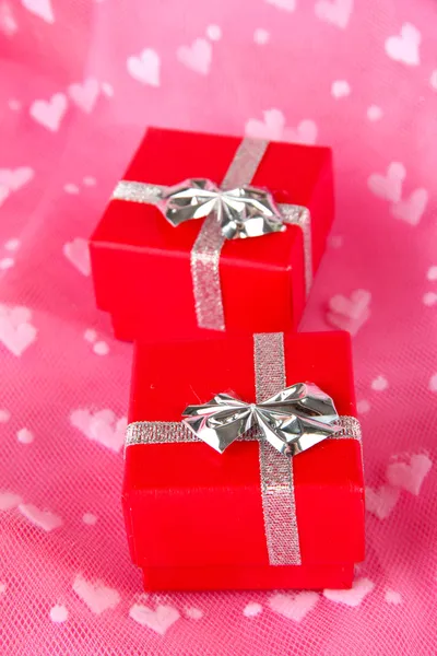 Farbe Geschenkbox mit silbernem Band, auf farbigem Hintergrund — Stockfoto