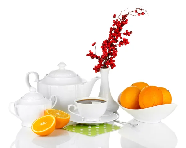 Serviço de jantar branco bonito com laranjas isoladas em branco — Fotografia de Stock
