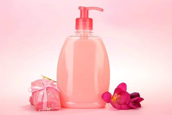 Υγρό και χειροποίητα σαπούνια σε ροζ φόντο — Φωτογραφία Αρχείου