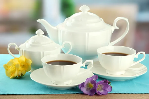 Mooie thee service op houten tafel — Stockfoto