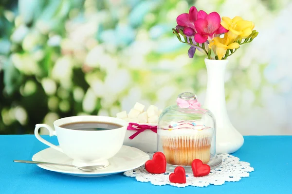 Cupcake en platillo con tapa de vidrio, sobre fondo brillante —  Fotos de Stock