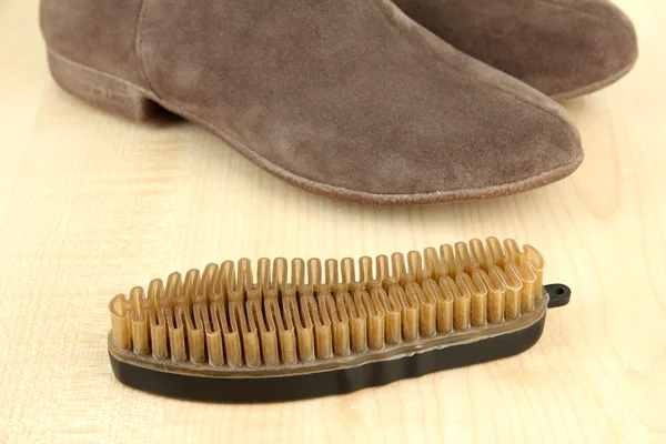 Cepillo para zapatos de gamuza, sobre fondo de madera — Foto de Stock