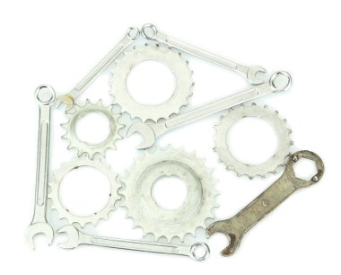 metal cogwheels ve siyah izole somun anahtarları