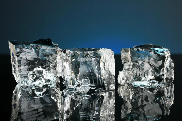 Cubos de hielo sobre fondo azul oscuro — Foto de Stock