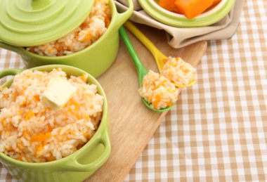 Tat pirinç lapası kabak masa örtüsü arka plan üzerinde tencere ile