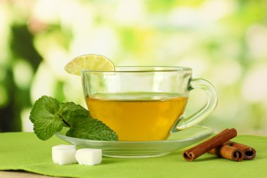 çay nane, limon ve tablo parlak zemin üzerine tarçın