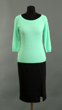 turkuvaz bluzu ve manken üzerinde gri arka plan üzerinde siyah etek