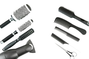 Tara fırçalar, saç kurutma makinesi ve üzerinde beyaz izole kesme makası