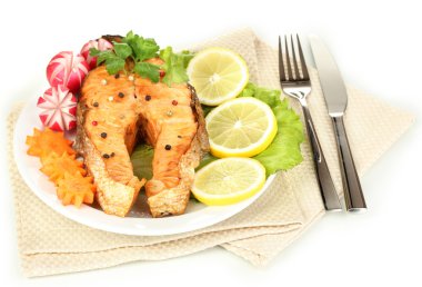 limon ve sebzeler üzerinde beyaz izole iştah açıcı ızgara somon