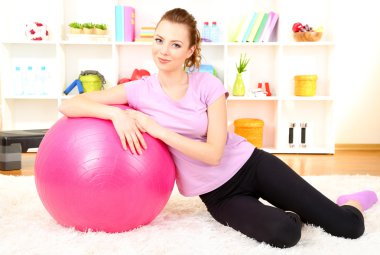 evde jimnastik topu olan kadın