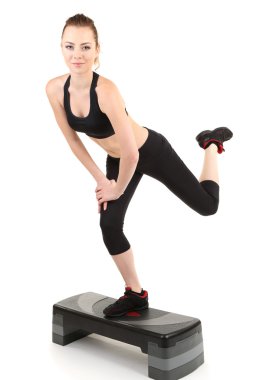 genç bir kadın fitness egzersizleri üzerinde beyaz izole Step yapıyor