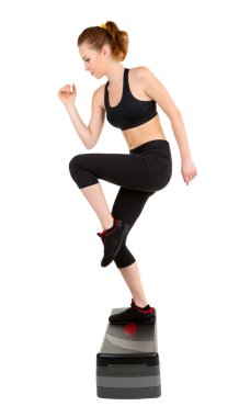genç bir kadın fitness egzersizleri üzerinde beyaz izole Step yapıyor
