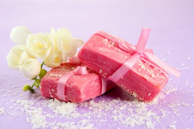 Mor zemin üzerine doğal el yapımı Sabun