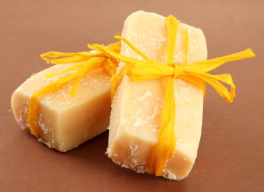 kahverengi zemin üzerinde doğal el yapımı Sabun