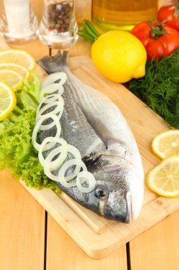 doğrama kurulu limon ve sebzeler üzerinde ahşap masa üzerinde taze dorado