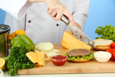 eller çizburger, mavi arka plan hazırlanıyor