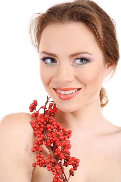 Belle jeune femme au maquillage éclatant, tenant branche aux baies rouges, isolée sur blanc — Photo
