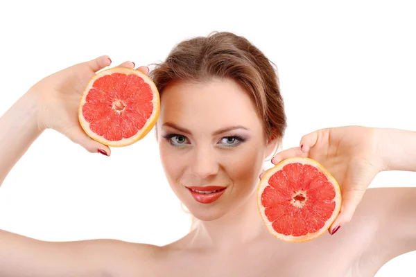 Hermosa joven con maquillaje brillante, sosteniendo pomelo, aislado en blanco — Foto de Stock