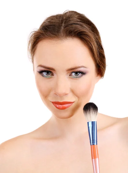 Retrato de mujer hermosa con cepillo de maquillaje para polvo, aislado en blanco —  Fotos de Stock