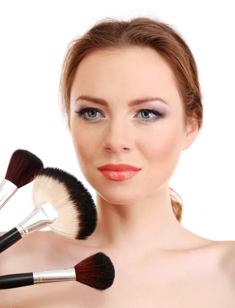 Porträt einer schönen Frau mit Make-up-Pinseln, isoliert auf Weiß — Stockfoto