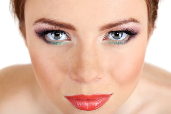 Mooie vrouwelijke gezicht met lichte make-up, close-up — Stockfoto