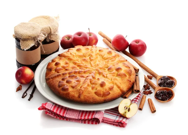 Ízletes házi torta, az alma és a lekvár, elszigetelt fehér — Stock Fotó
