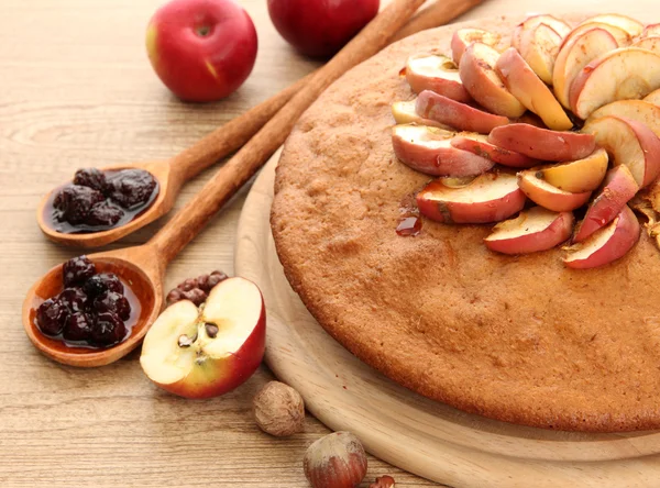 Sabroso pastel casero con manzanas y mermelada, sobre mesa de madera —  Fotos de Stock